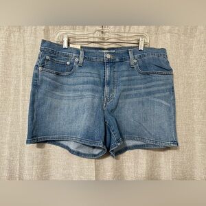 NWT LEVI’S Mid-Length Women's shorts
